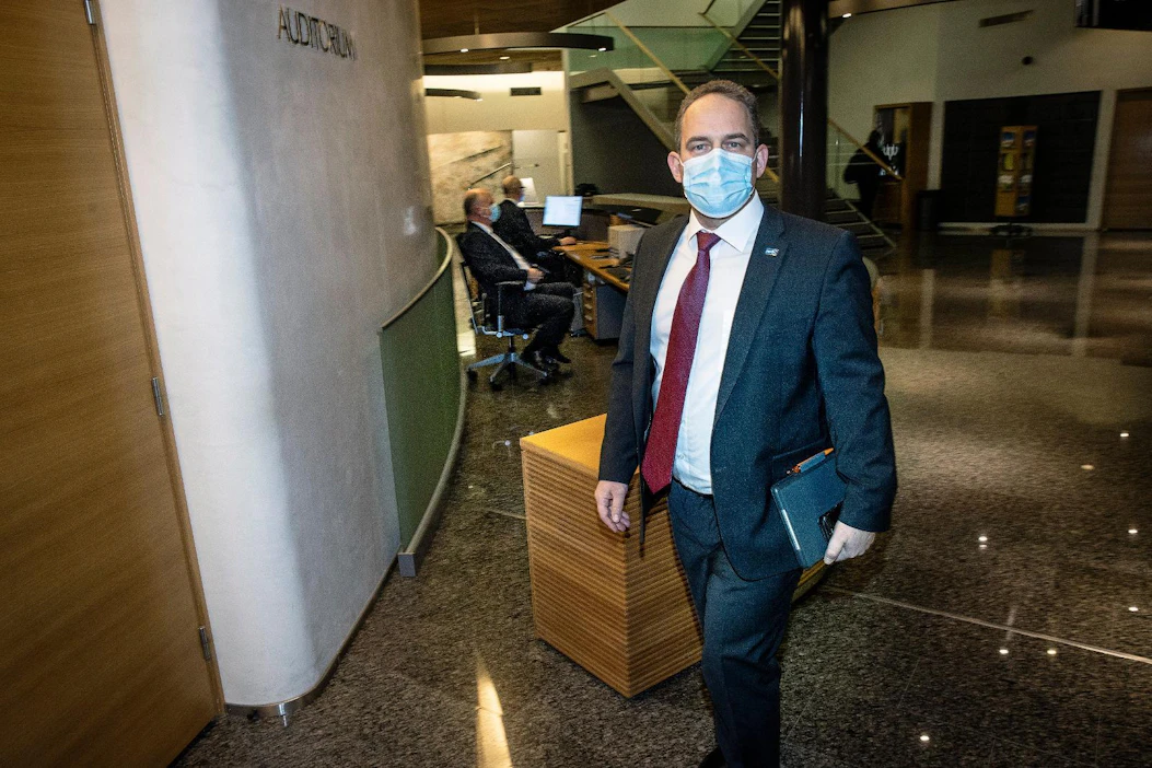 Suomen tulee vetäytyä tavoitteestaan saavuttaa hiilineutraalius 15 vuotta muuta EU:ta aiemmin – sen vaatimat toimet olisivat äärimmäisen vahingollisia kilpailukyvyllemme verrattuna lähempänä markkinoita oleviin lyhyiden etäisyyksien lämpimiin maihin", sanoo Jani Mäkelä.