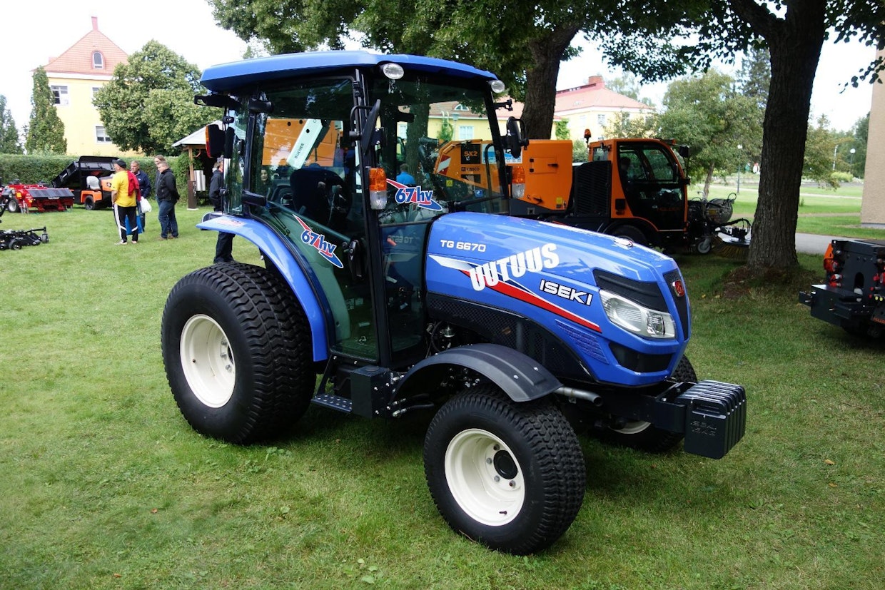 Iseki 6670 on TG-mallisarjan voimakkain traktori. Siinä on ahdettu 2,2 litrainen 67 hv:n moottori. Voimansiirto on kolmella nopeusalueella varustettu portaaton hydrostaatti. Mallisarjan kahdessa pienempitehoisessa traktorissa voi vaihteistoksi valita myös mekaanisen kaksoiskytkin-vaihteiston. (JL)