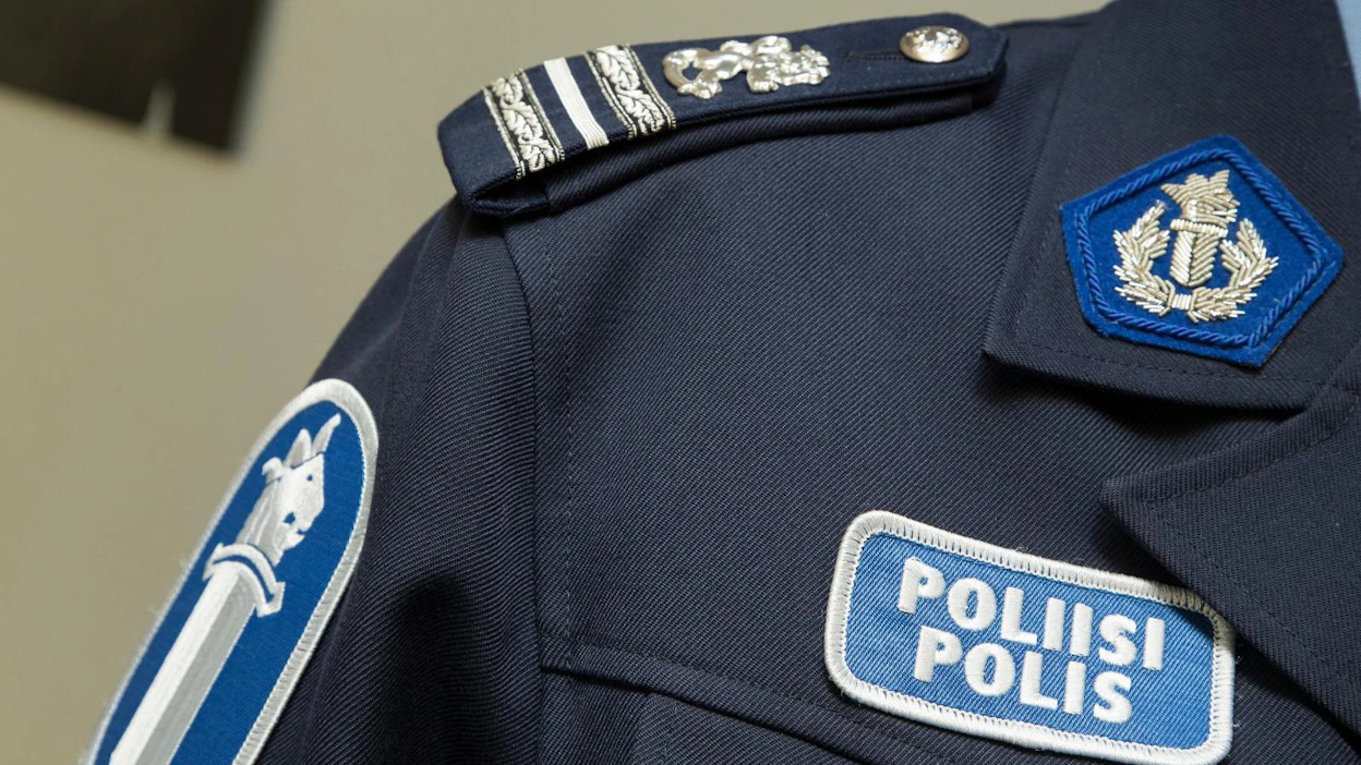 Poliisi kertoo, että lopulta miehen kotipihasta löytyi traktori ja lumessa oli tuoreet, metsään johtavat kengänjäljet. Partio löysi miehen metsästä jälkien ja poliisikoiran avulla.