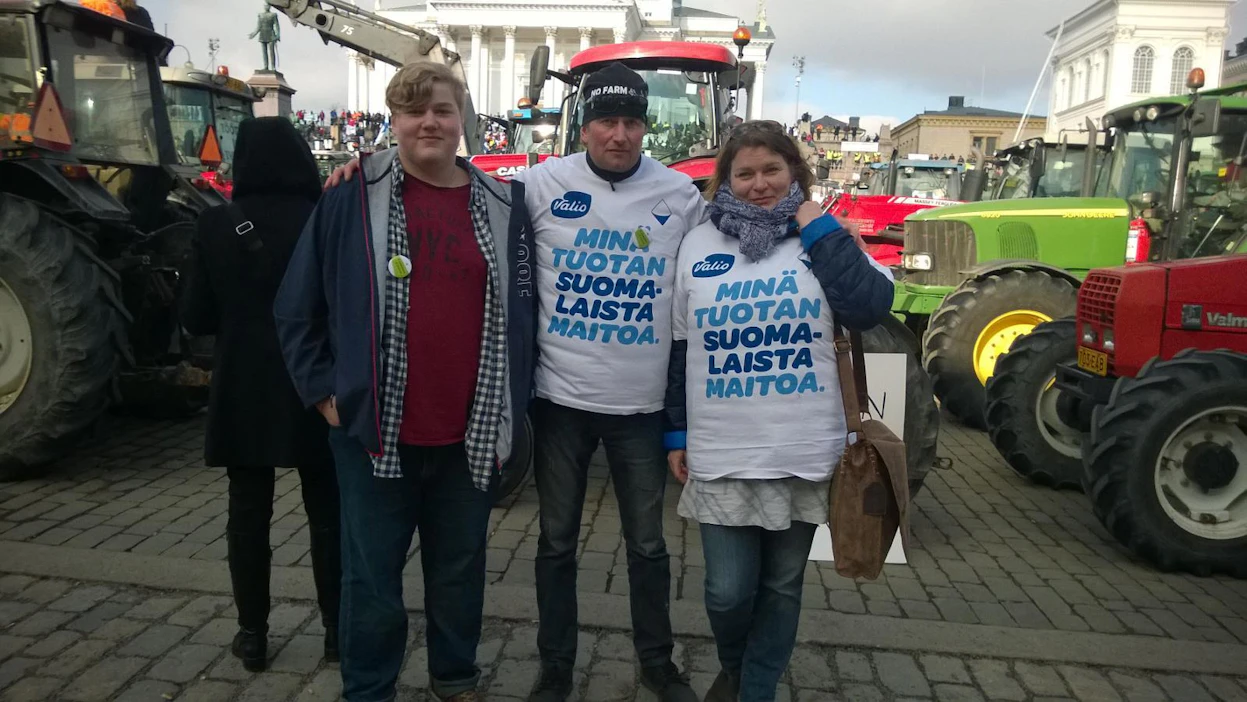 Lauri (vas.) ja Hannu Kaila ja Tiia Tuhkanen-Kaila pitävät 1500-luvulta peräisin olevaa tilaa.