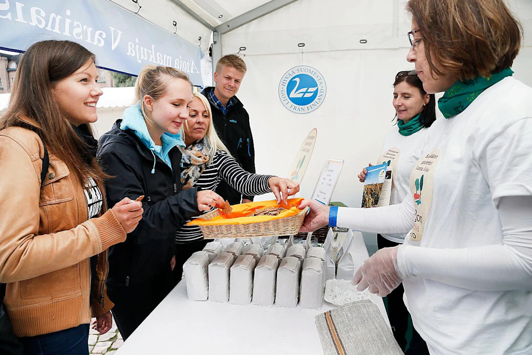 Emäntä Terhi Raininko (oik.) maistatti Rainigon tilan gluteenitonta kvinoanäkkileipää Herkkujen Suomi -tapahtumassa vuonna 2016.