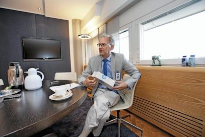 Pekka Laaksonen, Valion toimitusjohtaja. Laaksosen kädessä ensimmäinen tölkki harjakattotölkkejä valmistavasta uudesta tehtaasta. pekka laaksonen valio maitotölkki