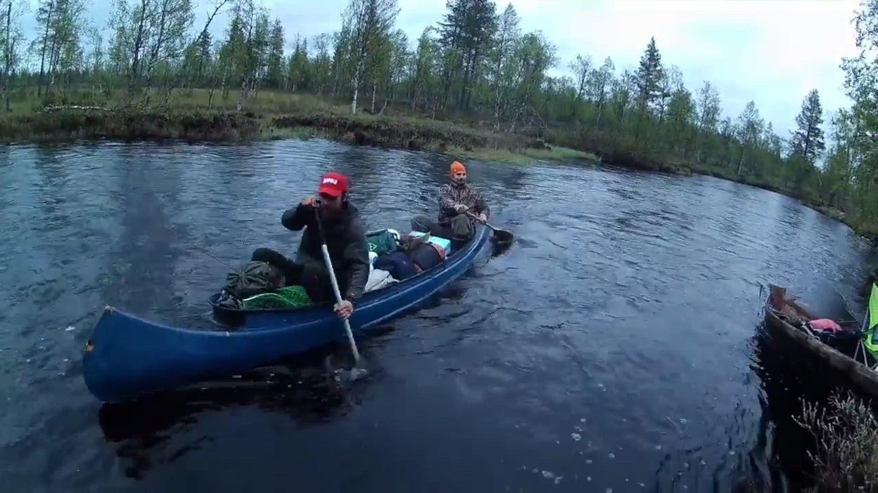 Video: Kaveriporukan juhannus kuluu Lapissa pienellä joella, jolla kukaan  muu ei kalasta – 