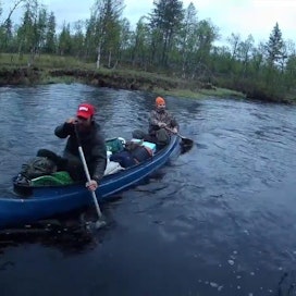 Mikko Lantto kavereineen käy Kittilän pohjoispuolella sijaitsevalla joella usean kerran vuodessa.