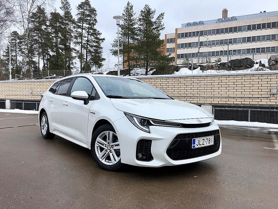 Suzuki palaa perheautoluokkaan Toyotalta lainatulla Swace kevythybridillä.
