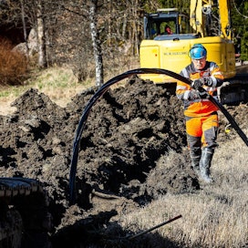 Markku Tähtinen siirsi keskiviikkona Kymenlaakson Sähkön kaapelia pellolle kaivettuun uraan Askolassa. Elvera urakoi rakentamistyön. Päivässä tulee pellolla valmista 300 metriä.