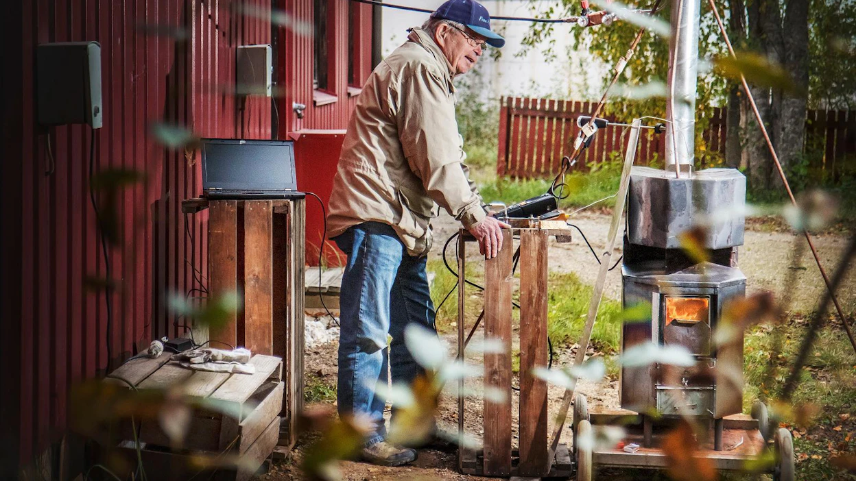 Mitä vaativampia tavoitteita, sitä useampia prototyyppejä tarvitaan. Jouko Kettunen laskee, että nyt käytössä on 20. prototyyppi kiukaasta, jolla hän kehittää puun polttotekniikkaa.