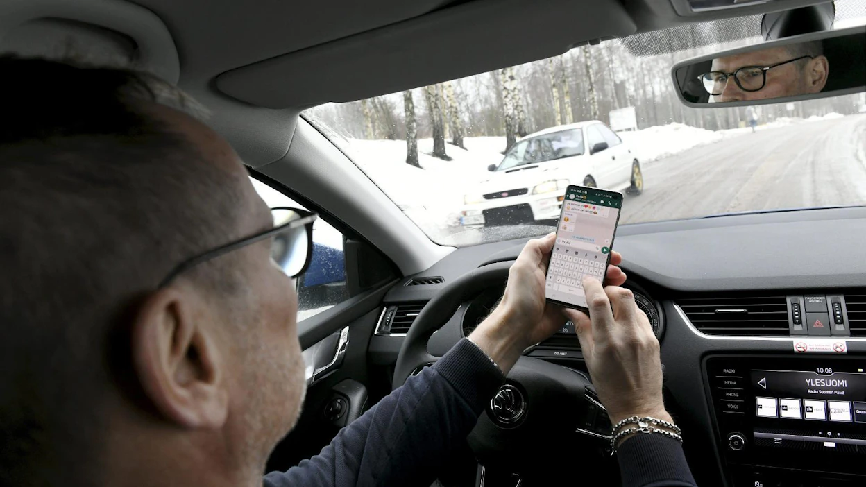 Myös matkapuhelinta käyttävät autoilijat sekä kännykkään keskittyvät jalankulkijat ja pyöräilijät aiheuttavat pelkoa monelle. Lehtikuva / Heikki Saukkomaa
