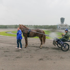 Nordic King -kisan markkinointia hoitava Pekka Kaidesoja kuvasi Woimaa ja Pekka Lillabackaa viime kesäkuussa ennen upouuden radan avajaisia. Woimaa piteli Emma Levula.