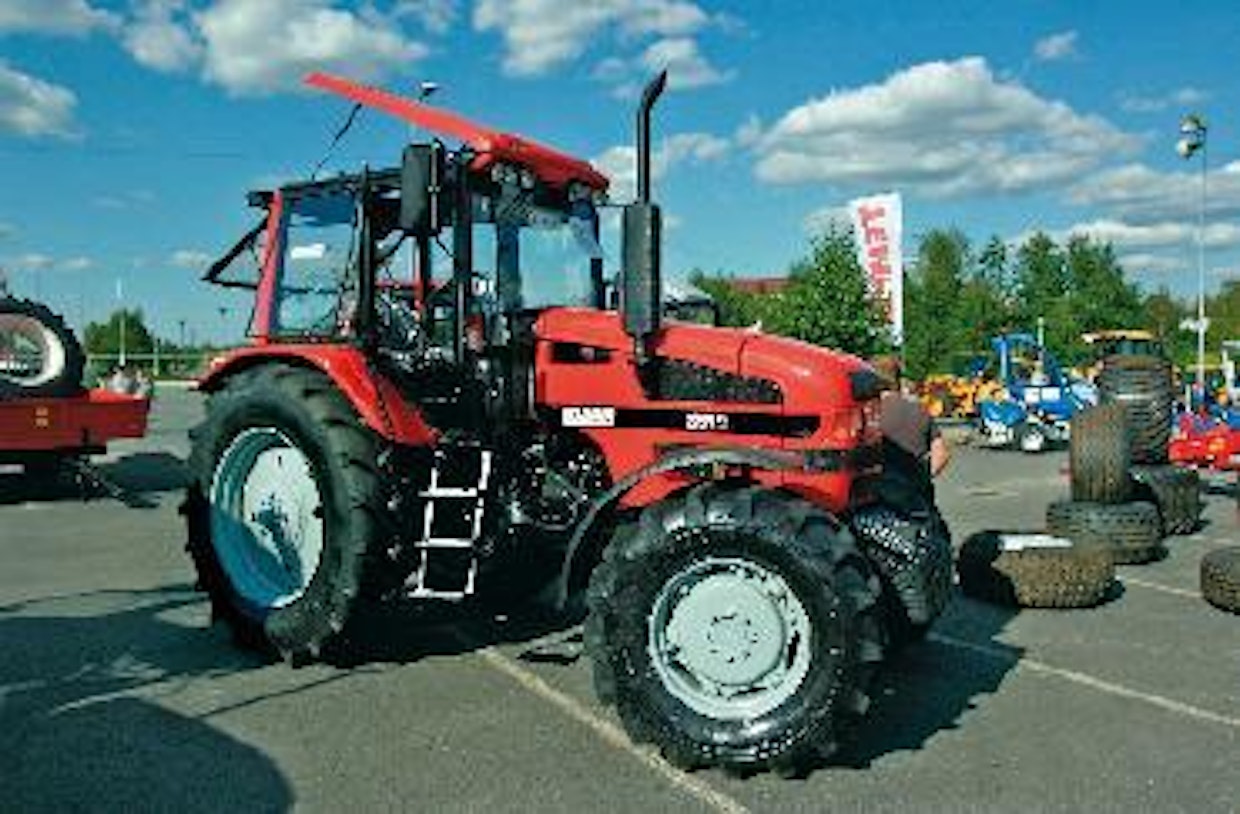 Belarus 1221.3 traktorin moottori on uusittu ja se täyttää nykyiset päästömääräykset, vaikka kone on vielä varustettu rivipumpulla. Tehoa löytyy 140 hevosvoimaa. Synkronoidussa vaihteistossa on 16 vaihdetta eteen ja 8 taakse. Hydrauliikan tuotto on 60 l/min ja vakiovarustukseen kuuluu kolme kaksitoimista venttiiliä. Koneen verollinen hinta on 52.200 €. Agrikymi Oy (UO).