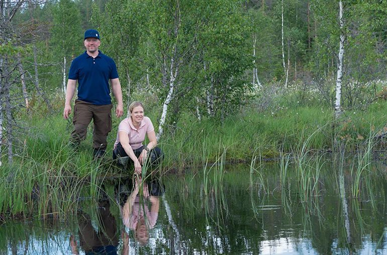Ari Vattulainen ja Marita Tanskanen seuraavat kiinnostuneina, kuinka Pienen Moskuunsuon lajikirjo kasvaa. Siellä on jo näkynyt taveja ja heinäsorsia. Riekkoa odotellaan.
