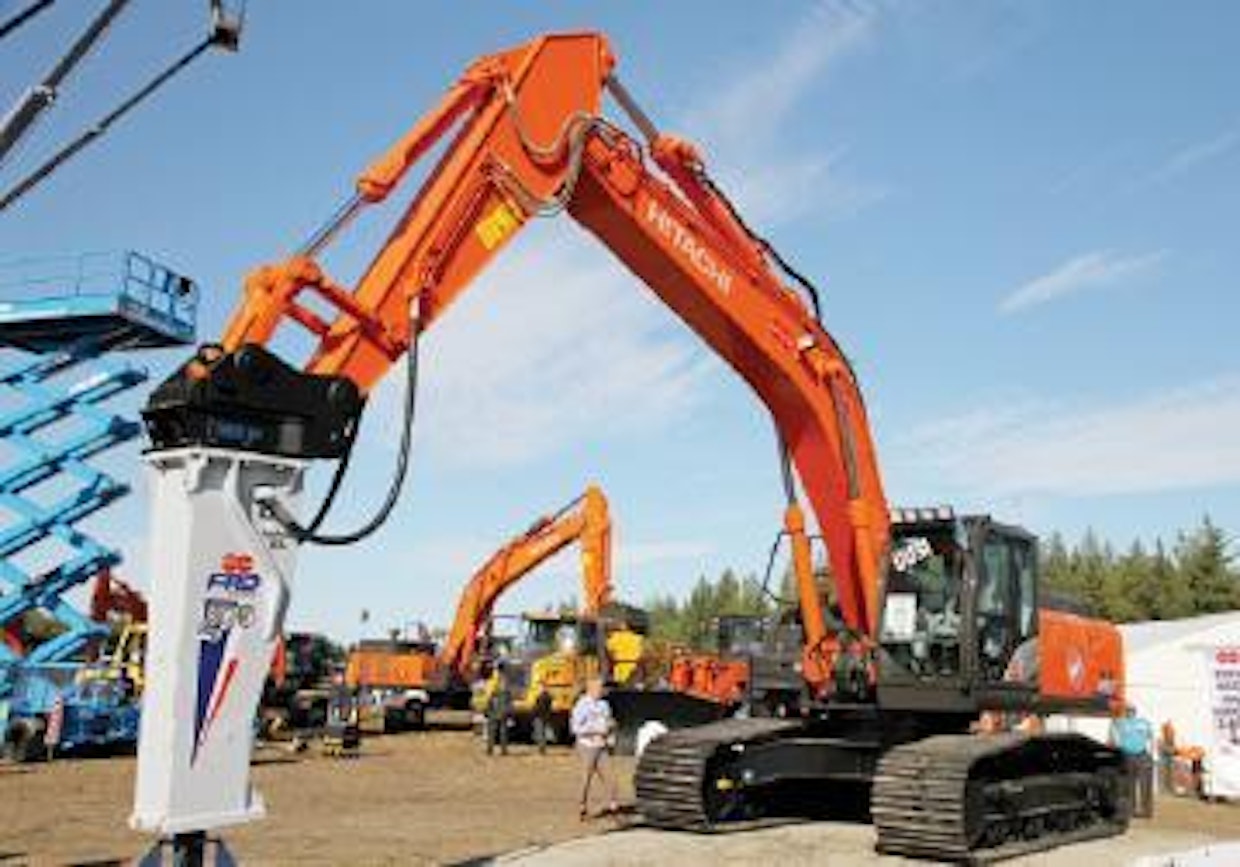 Hitachin ensimmäinen Suomeen rantautunut, taso 4 -päästömääräykset täyttävä kone on 35 tonninen Hitachi ZX350-LC6. Päästötasolle päästään EGR:n, DOC:n ja SCR:n avulla ilman hiukkassuodatinta. Moottorina möyrii 210 kilowattinen Isuzu. Puomiston tappien rasvausväli on 500 tuntia. Vakiovarusteisiin kuuluu mm. Webasto ja tiedonkeruujärjestelmä. (AT)