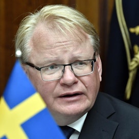 Ruotsin puolustusministeri Peter Hultqvist kuitenkin vakuuttaa, että puolustusyhteistyö jatkuu riippumatta siitä, mihin ratkaisuun Suomi hävittäjähankinnassaan päätyy. Kuva vuodelta 2018.