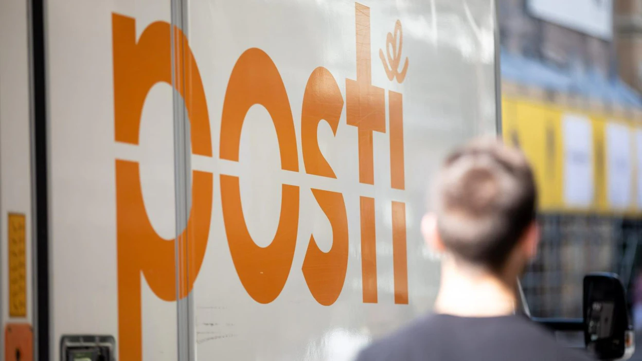 Posti ilmoitti eilen, että noin 700 Postin paketti- ja verkkokauppaliiketoiminnassa työskentelevän ihmisen työehdot muuttuvat marraskuussa. LEHTIKUVA / ANNI REENPÄÄ
