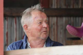 Erik Skutnabb on Ruotsissa tyttärensä Tamaran luona. Tallissa on hyväsukuisia nuoria hevosia ja hiljattain Suomesta tullut ykkössarjalainen Le Gros Bill.