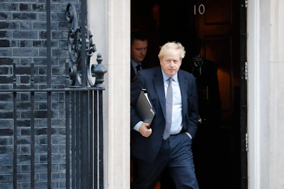 Pääministeri Boris Johnson lähti virka-asunnoltaan lauantaiaamuna. LEHTIKUVA/AFP