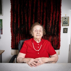 95 vuotta keväällä täyttänyt Kerttu Korhonen toimi vuosikymmeniä Maaseudun Tulevaisuuden toimittajana. Pirteässä kunnossa oleva Korhonen seuraa innolla maailmanmenoa erityisesti radiosta.