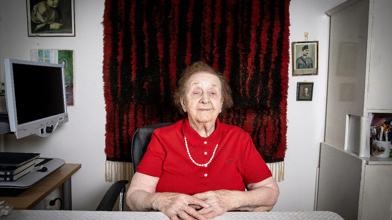 95 vuotta keväällä täyttänyt Kerttu Korhonen toimi vuosikymmeniä Maaseudun Tulevaisuuden toimittajana. Pirteässä kunnossa oleva Korhonen seuraa innolla maailmanmenoa erityisesti radiosta.