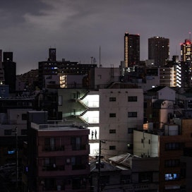 Yli kahden miljoonan kotitalouden kerrotaan jääneen sähköttä järistyksen vuoksi. Kuva on Tokiosta. LEHTIKUVA / AFP