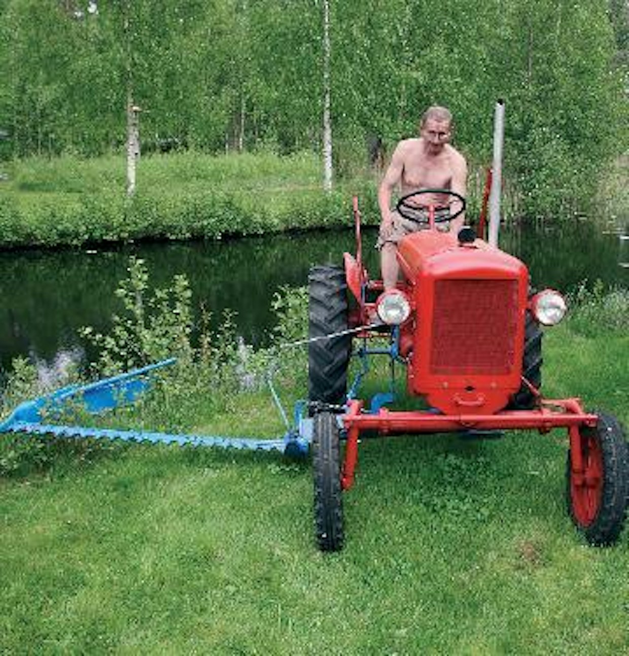 Valmet 15 palvelee vielä täysissä voimissaan. Juhannussaunaa lämmitellessä voi käydä vaikka niittämässä tienvarsia.