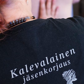 Suomessa on lähes 600 kalevalaista jäsenkorjaajaa. He kuuluvat Kansanlääkintäseuraan ja käyvät säännöllisesti täydennyskoulutuksissa.
