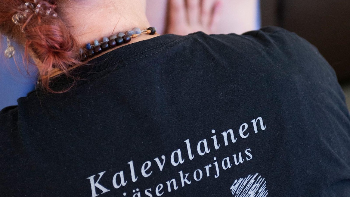 Suomessa on lähes 600 kalevalaista jäsenkorjaajaa. He kuuluvat Kansanlääkintäseuraan ja käyvät säännöllisesti täydennyskoulutuksissa.