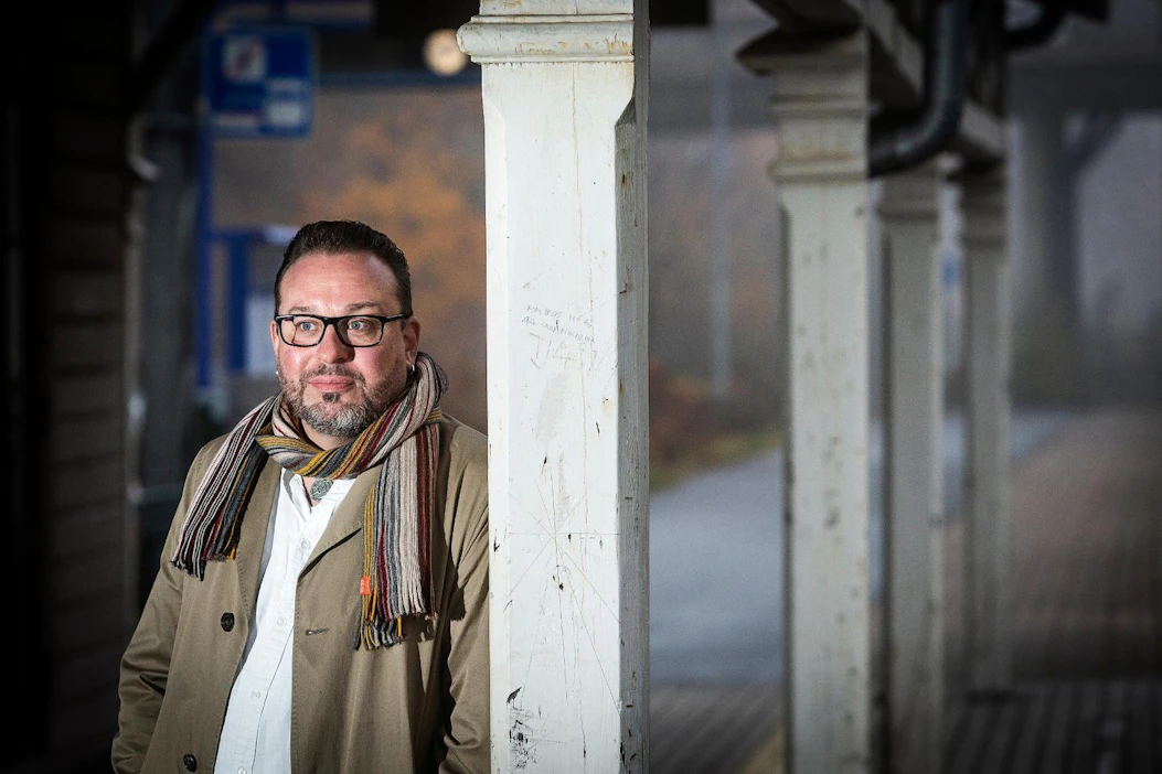 "Lapsena totuin siihen, että pöydällä on aina mustekynä ja ruutupaperia, joihin isä kirjoittaa sanoituksia. Se oli arjen rutiinia kotonamme", Topi Salmi kertoo.