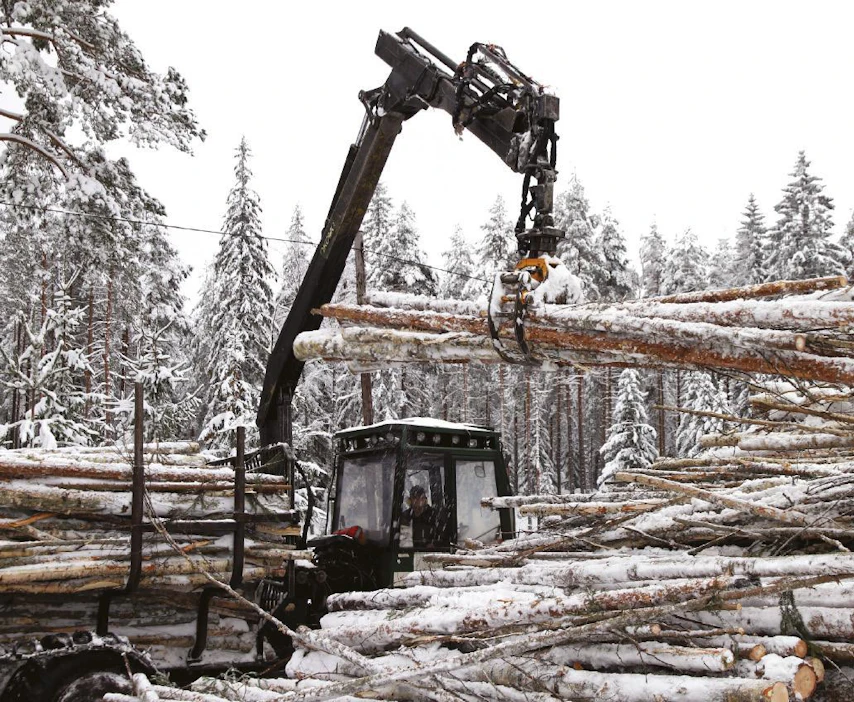 Varovastikin arvioiden Suomessa työskentelee tuhansia metsäkoneita, joissa nosturin käyttöä haittaavat kuluneet sähkökomponentit. Varaosina kaikkia komponentteja ei ole edes enää saatavissa.