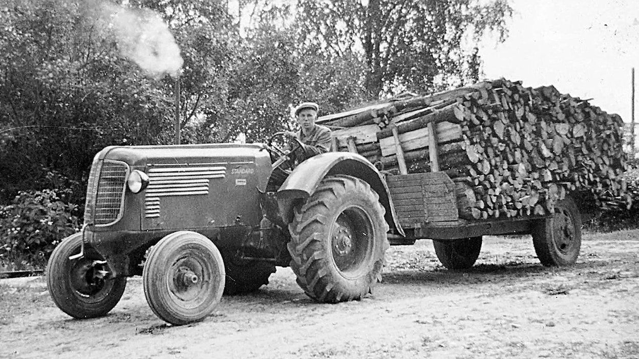 Ensio Heikkinen sai verrattomat alkuopit traktoritöihin ollessaan harjoittelemassa Keskivarin tilalla Janakkalassa v.1954. Oliverin ominaisuudet eivät riittäneet metsäajoon, mutta halkokuormat liikkuivat tietä myöten reipasta vauhtia. Harjoittelijoita nähtiin tuohon aikaan harvemmin traktorin ohjaimissa, mutta Keskivarin isäntä uskoi kaikki traktorityöt harjoittelijoiden käsiin.
