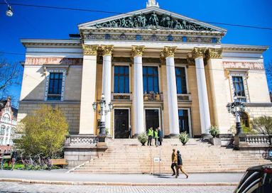 Valtion ensi vuoden talousarvion koostaminen, budjettiriihi, alkoi hallitusviisikon lyhyellä tiedotustilaisuudella Helsingin Säätytalon portailla tiistaina aamulla.