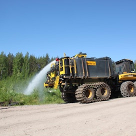 Metsäkoneen kyydissä maastoon saadaan kuljetettua kerrallaan paloautollisen verran vettä. Etelä-Savon pelastuslaitos harjoitteli sammutuskaluston käyttöä Mikkelissä kesäkuussa. Vesitykkiä käytetään kauko-ohjauksen avulla.