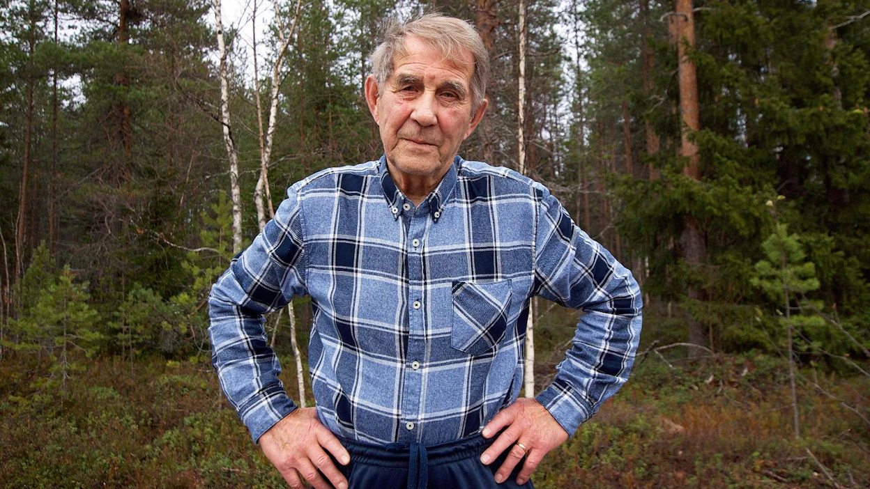 Metsuri Heimo Hanhisuanto on pysynyt riskissä kunnossa osin kilpahiihtouransakin ansiosta. Eläkkeelle hän jäi vuonna 1994.