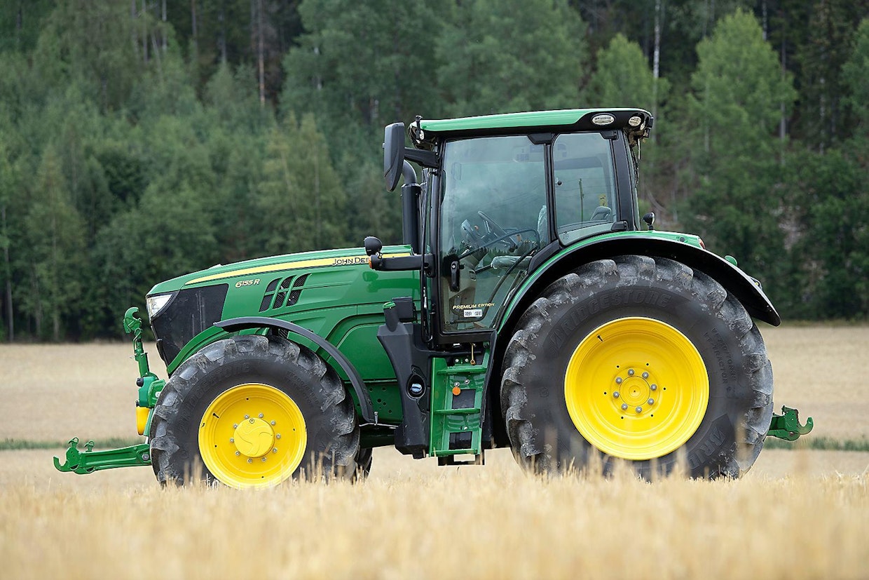 John Deere 6155R DirectDrive: Testissä keskitason varustelua edusti kaksoiskytkinvaihteistolla ja Premium Edition -varustepaketilla ladattu 6155R DirectDrive.