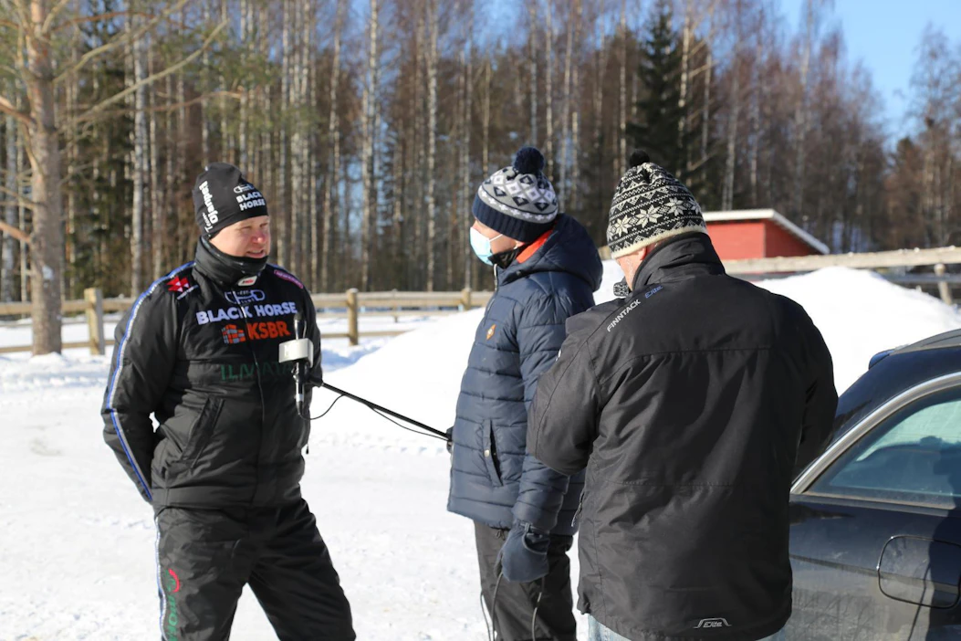 Juha Jokinen ja Jukka Heiskala haastattelivat Antti Ojanperää tallin nuorista hevosista.