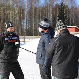 Juha Jokinen ja Jukka Heiskala haastattelivat Antti Ojanperää tallin nuorista hevosista.