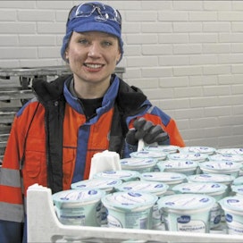 Valion Seinäjoen tehtaalla työskentelevä Kirsi Tuominen ottaa valmiit rahkarasiat vastaan linjaston päässä. Jukka Koivula