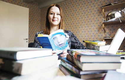 Kirjallisuudentutkija Maria Laakso asui Saaren kartanossa ensimmäistä kertaa elämässään maaseudulla. Hän nautti rauhallisesta työympäristöstä, joka tarjosi keskittymismahdollisuuden arjen kiireiden keskellä.