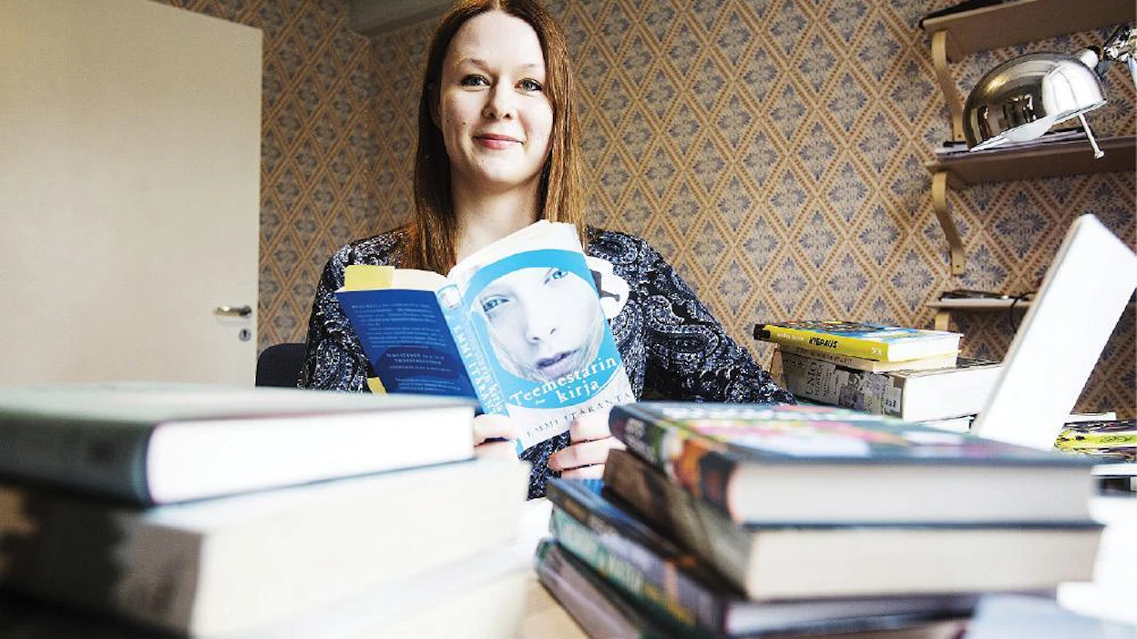 Kirjallisuudentutkija Maria Laakso asui Saaren kartanossa ensimmäistä kertaa elämässään maaseudulla. Hän nautti rauhallisesta työympäristöstä, joka tarjosi keskittymismahdollisuuden arjen kiireiden keskellä.