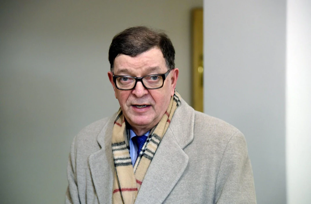 Paavo Väyrynen on perustamansa Keminmaan Keskustaseuran puheenjohtaja. Keminmaan kunnallisjärjestö siis käytännössä vaatii Väyrystä erottamaan itsensä.