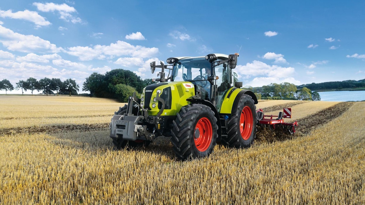 Claas Arion 400 -sarja uudistuu. Mallisto laajenee ylöspäin kuvassa näkyvällä Arion 470 -huippumallilla, jonka 4,5 litran FPT-moottori tuottaa 145 hevosvoiman maksimitehon, lisäteholla maksimiteho on 155 hevosvoimaa.