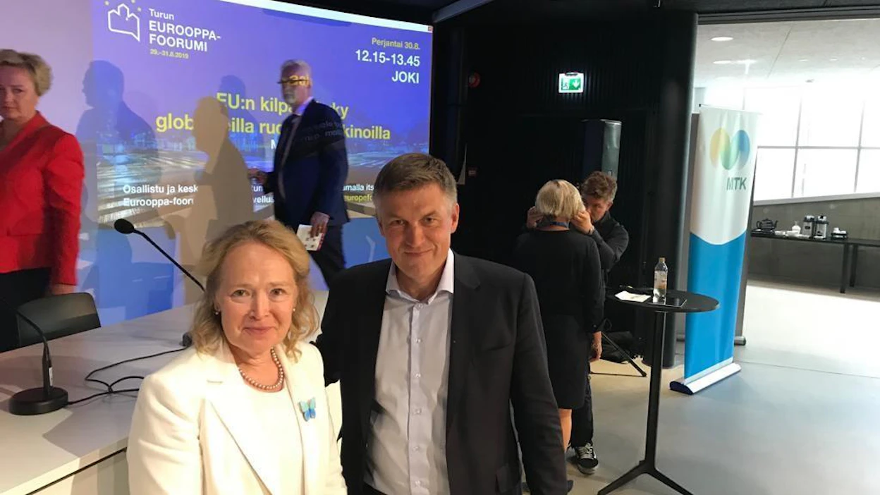 Lisää vientiä suomalaiselle ruualle. Kansliapäällikkä Jaana Husu-Kallio, (edessä), MTK:n puheenjohtaja Juha Marttila, europarlamentaarikot Elsi Katainen (takana vas.) ja Petri Sarvamaa järjestäytyivät paneelikeskusteluunsa Turun Eurooppa-foorumissa.