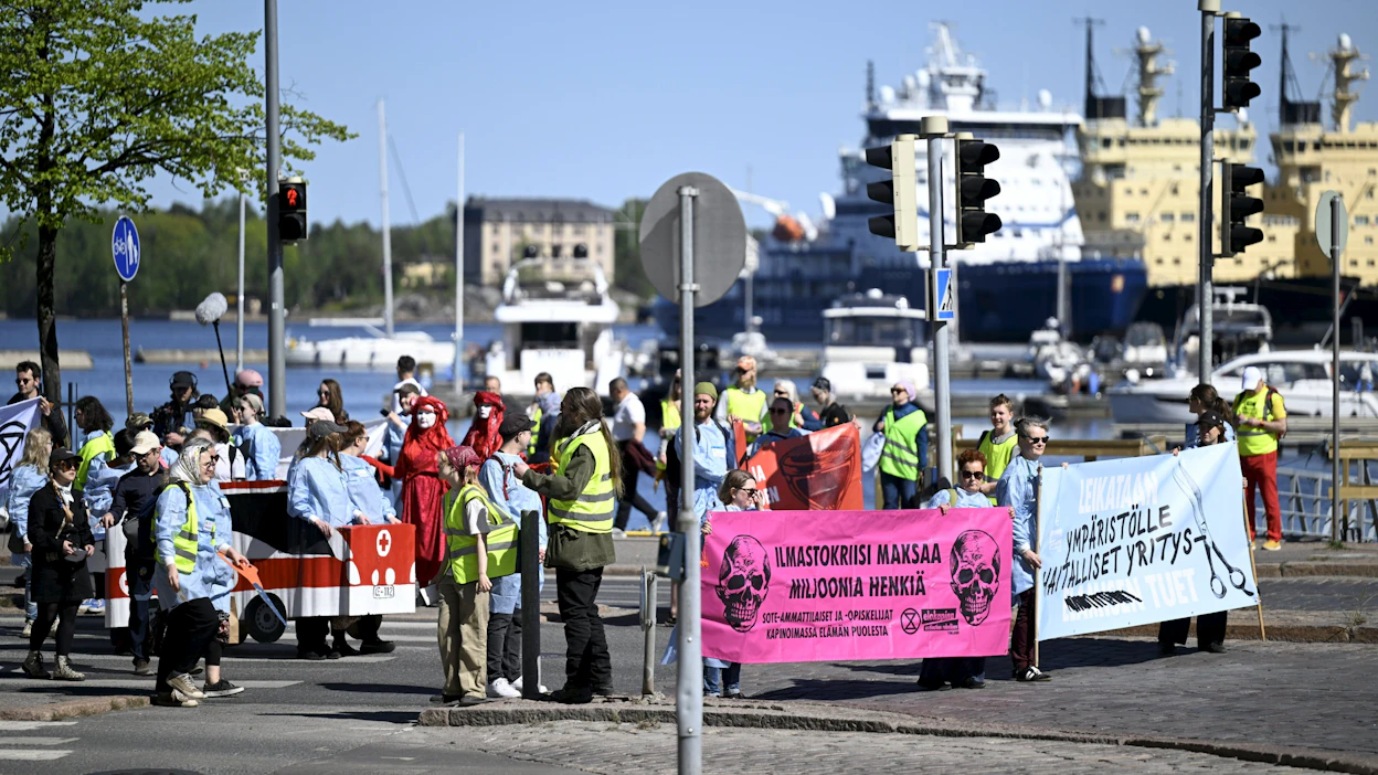 Elokapinan Myrskyvaroitus-kampanjan keskeisimpänä vaatimuksena on saada hallitus lakkauttamaan ympäristölle haitalliset tuet. Kuva mielenosoituksesta on toukokuulta Helsingistä. LEHTIKUVA / Vesa Moilanen.