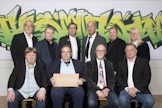 Alarivissä vasemmalla oleva Ari Kettunen perusti yhtyeen vuonna 1983. Myöhemmin siihen liittyivät alarivissä olevat Mikko Kivinen, Hannu Lemola ja Tapio Liinoja sekä ylärivissä (vas.) Jan Noponen, Pekka Hedkrok, Puka Oinonen, Markku Toikka, Jussi Liski ja Matti Jaaranen.