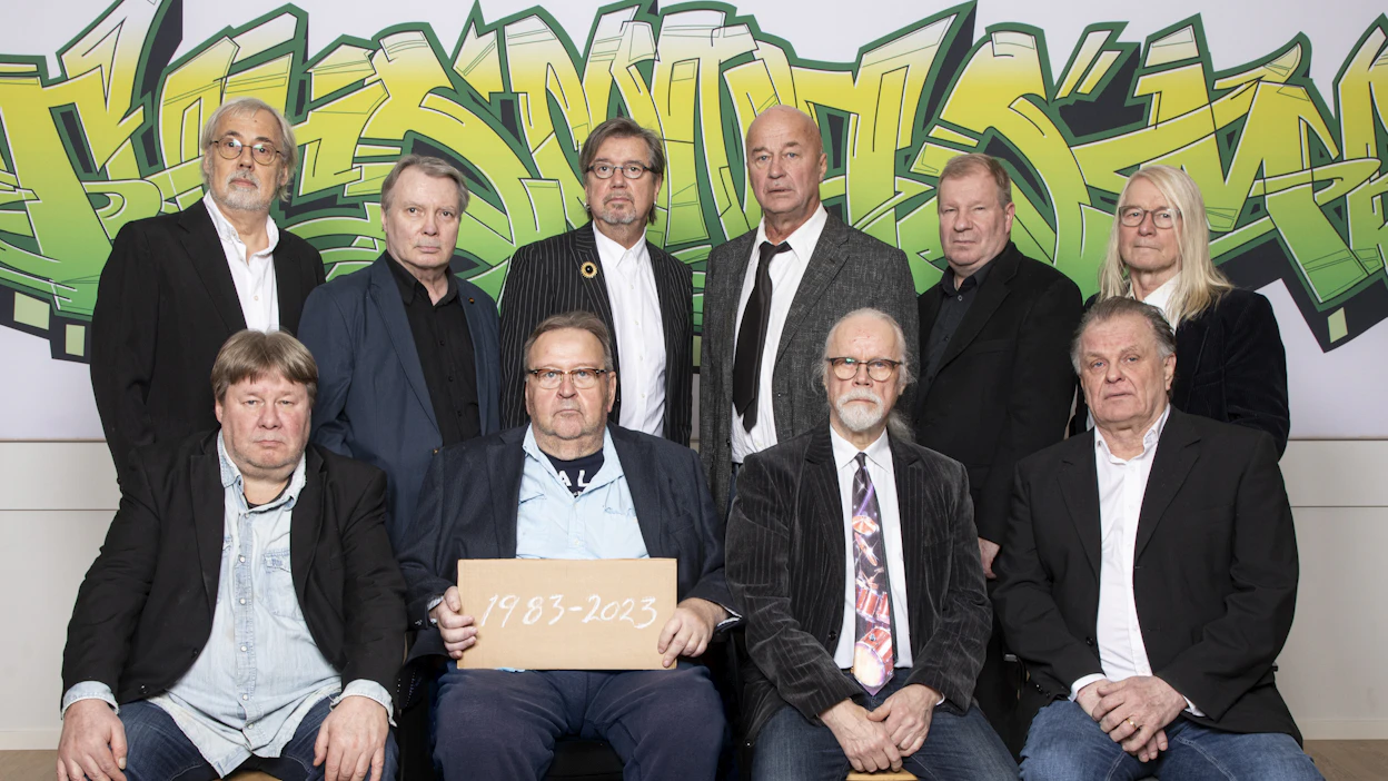 Alarivissä vasemmalla oleva Ari Kettunen perusti yhtyeen vuonna 1983. Myöhemmin siihen liittyivät alarivissä olevat Mikko Kivinen, Hannu Lemola ja Tapio Liinoja sekä ylärivissä (vas.) Jan Noponen, Pekka Hedkrok, Puka Oinonen, Markku Toikka, Jussi Liski ja Matti Jaaranen.