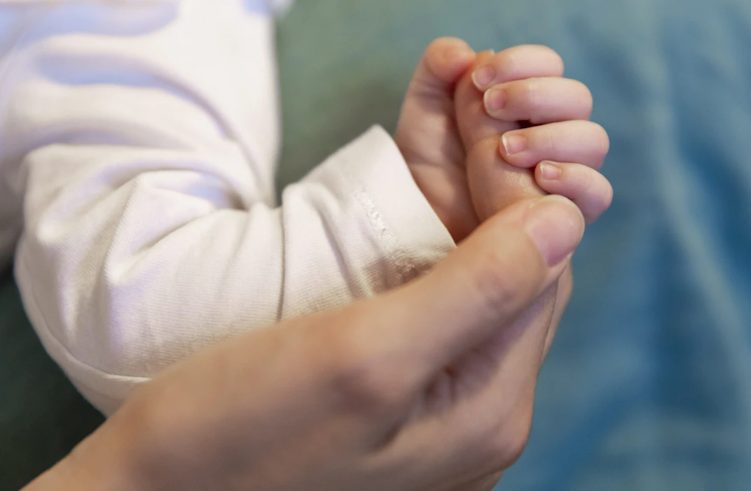 Tänä vuonna lähes viidennes lapsista syntyy riskiolosuhteissa ilman lääkärin, kätilön tai terveydenhoitajan apua, kertoo Pelastakaa Lapset -järjestö. Kuluvan vuoden aikana 24 miljoonaa ihmistä synnyttää ilman ammattilaisen apua, selviää järjestön tuoreesta analyysistä. IRENE STACHON / LEHTIKUVA.