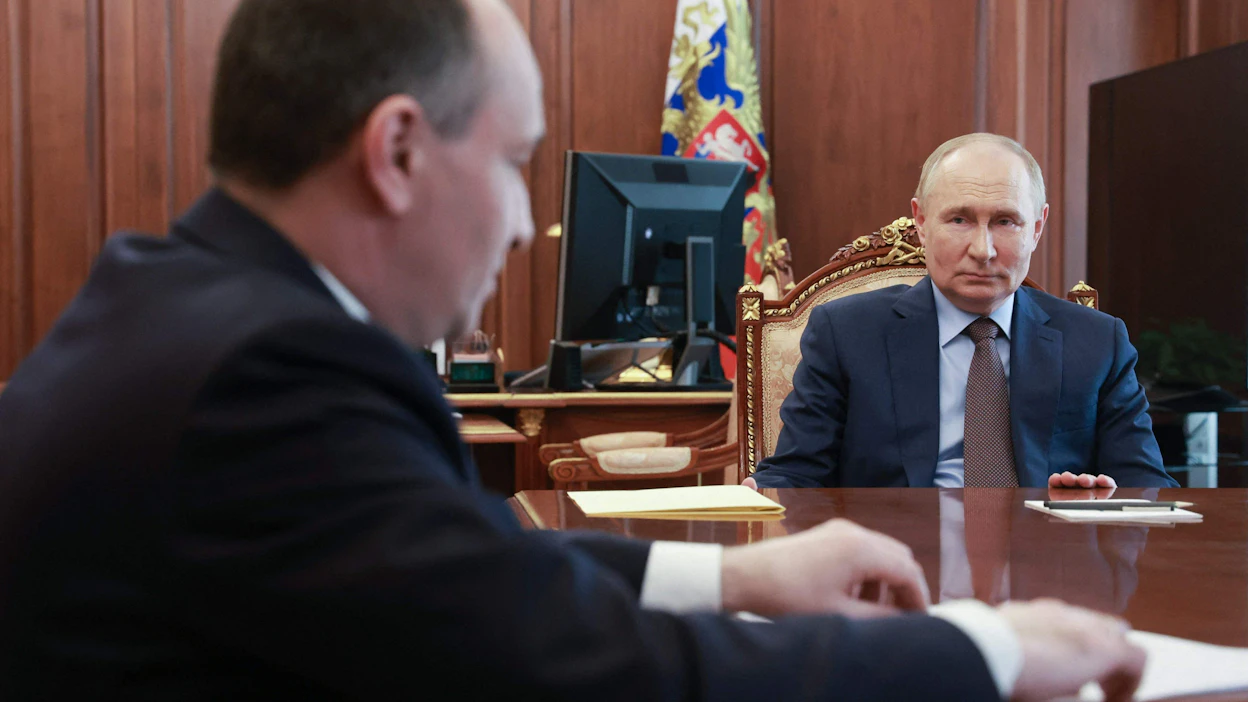 Valtiovarainministerien mukaan Venäjän presidentti Vladimir Putinin hallinto levittää liian ruusuista kuvaa maan taloudesta ja pakotteiden vaikutuksista. LEHTIKUVA / AFP.