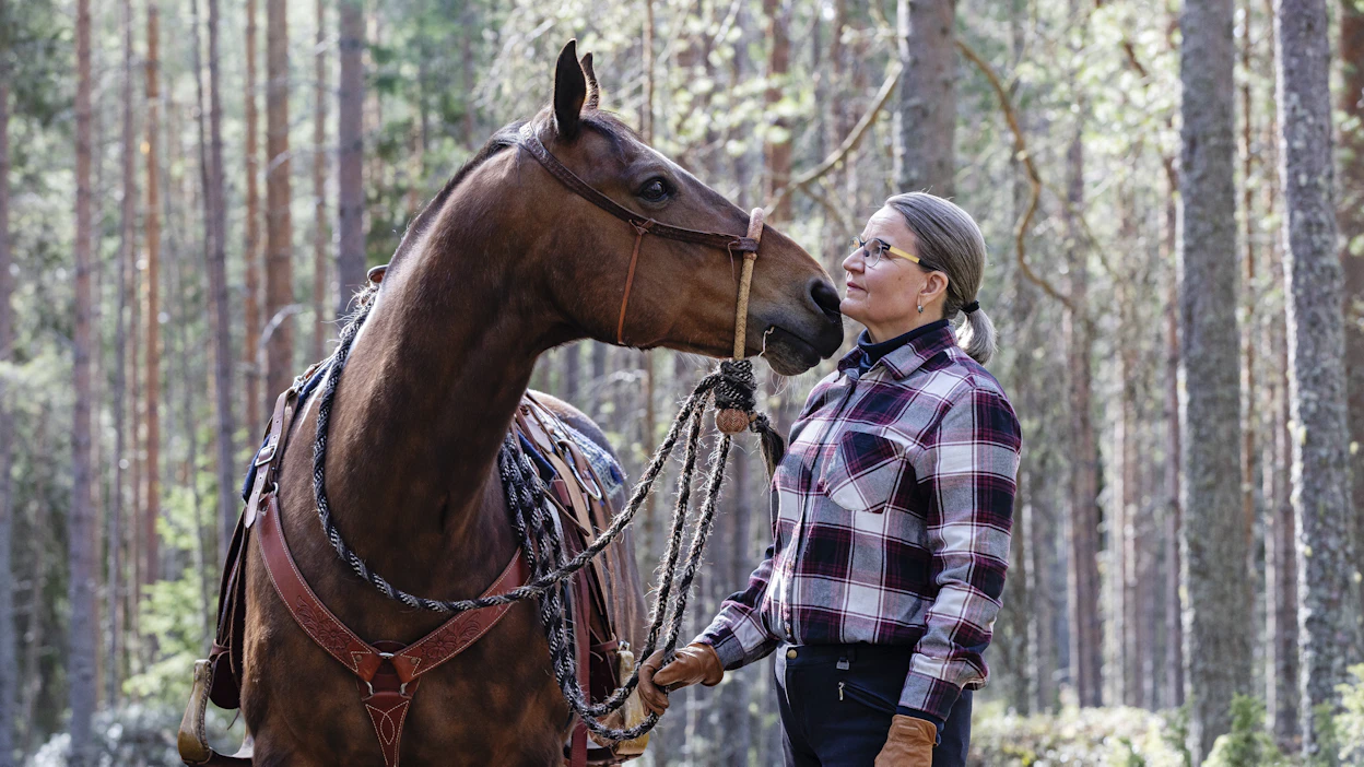 Vuoden eläinlääkäri Leena Tuuri harrastaa ratsastamista. Oki on tyytyväinen päästessään maastoon.