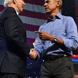 Yhdysvaltain demokraatit hälyttivät välivaalikampanjan viime metreillä myös entisen presidentin Barack Obaman (vas.) talkoisiin torjumaan republikaanien ennusteltua vaalivoittoa yhdessä istuvan presidentti Joe Bidenin kanssa.