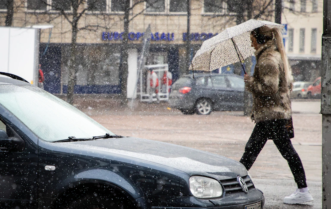 Lauha talvisää tarkoittaa sitä, että sade voi tulla ajoittain lumena, hetken päästä vetenä, välissä mahdollisesti myös räntänä tai jäätävänä vesisateena.