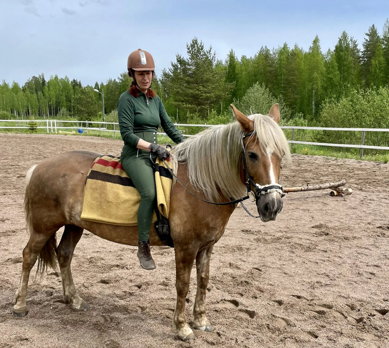 ”Täällä saan hengailla hevosen kanssa ennen ja jälkeen ratsastuksen ja osallistua tallihommiin”, Tuija Naumi kertoo.